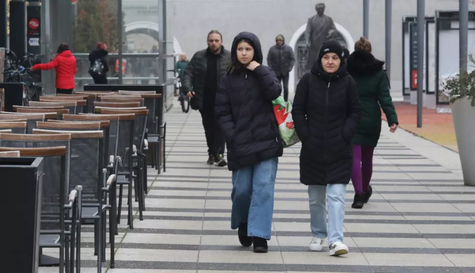 Osijek, 18. 01. 2025, Zimska, maglovita i hladna subota u gradu. Tržnica na Gajevom trgu, Zimska luka, Kapucinska i Trg slobode. Malobrojni šetači na Trgu slobode i prazne terase kafića.snimio GOJKO MITIĆ