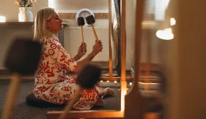 Zvučna kupka - gongovi - Mirta Šulmajster Šodić - Yoga Home Centar osobne moćiOsijek, 2023.Snimio: Tomislav Šilovinac