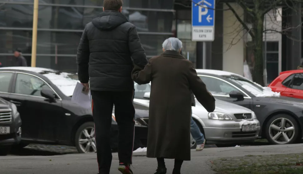 OSIJEK, 26. 01. 2015, ULICA REPUBLIKE, KIŠA, SUSNJEŽICA, STARIJE OSOBE, UMIROVLJNICI, POMOĆ STARIJIMA, ZIMA, SLOBODNJAK...snimio GOJKO MITIĆ