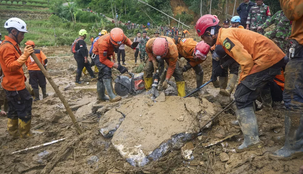 epa11846779 Rescuers search for victims in a landslide-affected area in Pekalongan Regency, Central Java, Indonesia, 23 January 2025. The death toll from a landslide on Indonesia's main island of Java risen to 21, with five others reported missing following the landslide that hit Kasimpar Village in Central Java on 20 January 2025, according to Indonesia's National Board for Disaster Management (BNPB). EPA/DAUSAT MURSYID