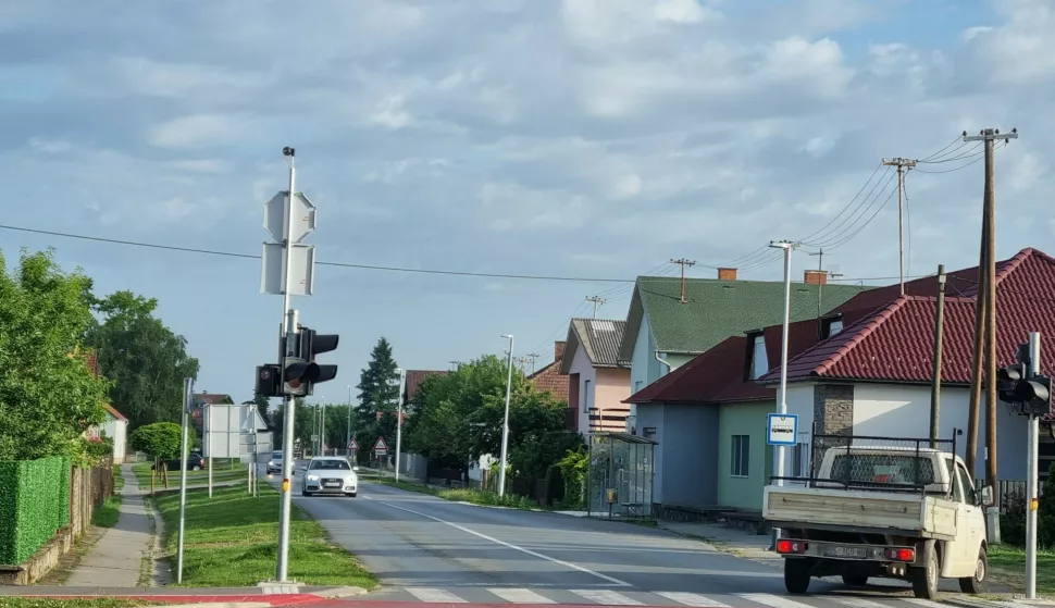 načelnik Općine Bizovac Srećko Vuković i osječka tvrtka Binder sklopili su ugovor o izgradnji pješačko-biciklističke staze kroz Valpovačku ulicu u Bizovcu.Valpovačka ulica, svibanj 2024.