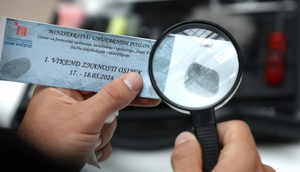 Osijek, 17. 05. 2024., Campus, FAZOS, Udruga MUZZA, Sveuciliste J.J. Strossmayera Osijek, MUZZA, prvi vikend znanosti, Centar za forenzicka ispitivanja i vjestacenja Ivan Vucetic; otisak prstaSNIMIO BRUNO JOBST