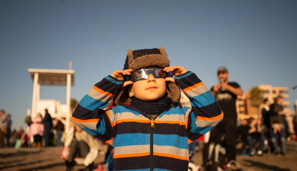 CHILE-LA SERENA-SOLAR ECLIPSE (190703) -- LA SERENA, July 3, 2019 (Xinhua) -- A kid watches the solar eclipse in La Serena, central Chile, July 2, 2019. A total solar eclipse occurred in La Serena on Tuesday. (Xinhua/Jorge Villegas) Photo: XINHUA/PIXSELL