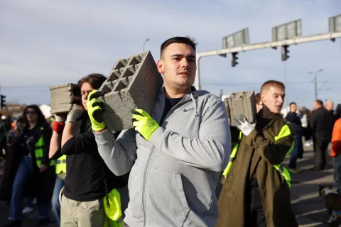 epa11856095 Protesters bring concrete blocks to block the 'Autokomanda' intersection in Belgrade, Serbia, 27 January 2025. University students staged a protest, demanding accountability after fifteen people lost their lives in the collapse of the Novi Sad Railway Station canopy on 01 November 2024. The station building, which had been renovated and reopened on 05 July 2024, was undergoing further renovations shortly before the collapse. EPA/ANDREJ CUKIC