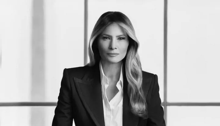 WASHINGTON, 28. siječnja 2025. (Hina) - Prva dama Sjedinjenih Država Melania Trump u ponedjeljak je objavila svoj službeni portret u crno-bijeloj tehnici, a snimila ju je belgijska fotografkinja Regine Mahaux koja s obitelji Trump surađuje više od 20 godina, objavili su američki mediji.