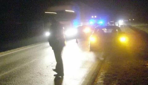 1.2.2009.Mrtvo tijelo 65-godinje Zdenke L. iz Osijeka pronađeno je na cesti između Josipovca i Samatovaca. Očevid policije i istranog suca, ne zna se to je uzrok smrti (auto, srce...) prometna nesrećaSnimio: Milan Bugarić------crna4 st color