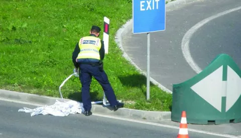 ?07.10.2016.Prometna nesreća na junoj obilaznici Osijeka, sjeverna strana prema zapadu. Zbog očevida promet obustavljen i preusmjeren kroz grad zbog čega su nastale guveSnimio: Milan Bugarić------crna4 st color