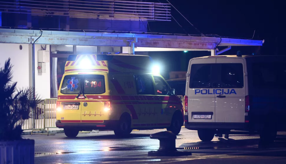 Split,28..01.2025. - Automobil upao u more u splitskoj trajektnoj luci. foto HINA/ Mario STRMOTIĆ/ MS