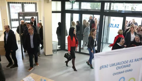 ĐAKOVOMinutom šutnje u spomen na svoje 2019. godine tragično stradale djelatnike, socijalnu radnicu Blaženku Poplašen i pravnika Ivana Pavića, na KBF-u u Đakovu u srijedu je započela završnica projekta "Izgradnja Centra za socijalnu skrb Đakovo" nakon čega je njegova novoizgrađena zgrada, a danas je to zgrada Hrvatskog zavoda za socijalni rad (HZSR) - Područnog ureda Đakovo, i otvorena.veljača 2025.