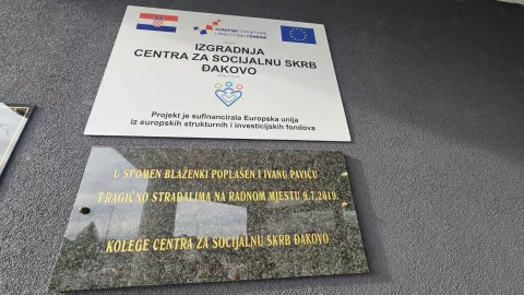 ĐAKOVOMinutom šutnje u spomen na svoje 2019. godine tragično stradale djelatnike, socijalnu radnicu Blaženku Poplašen i pravnika Ivana Pavića, na KBF-u u Đakovu u srijedu je započela završnica projekta "Izgradnja Centra za socijalnu skrb Đakovo" nakon čega je njegova novoizgrađena zgrada, a danas je to zgrada Hrvatskog zavoda za socijalni rad (HZSR) - Područnog ureda Đakovo, i otvorena.veljača 2025.