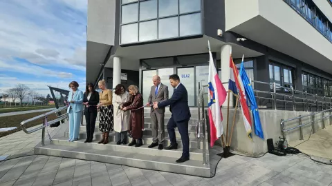 ĐAKOVOMinutom šutnje u spomen na svoje 2019. godine tragično stradale djelatnike, socijalnu radnicu Blaženku Poplašen i pravnika Ivana Pavića, na KBF-u u Đakovu u srijedu je započela završnica projekta "Izgradnja Centra za socijalnu skrb Đakovo" nakon čega je njegova novoizgrađena zgrada, a danas je to zgrada Hrvatskog zavoda za socijalni rad (HZSR) - Područnog ureda Đakovo, i otvorena.veljača 2025.