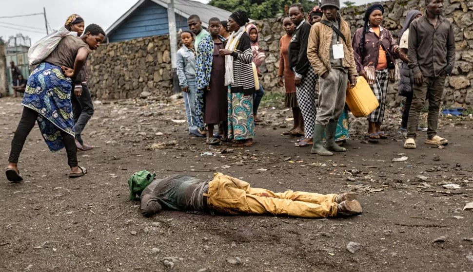 epa11859008 Residents look at the body of a person killed during an attack by Rwandan-backed M23 rebels in Goma, North Kivu, Democratic Republic of Congo, 28 January 2025. Bodies were lying in the streets of the city following intense fighting between the soldiers of the Armed Forces of the Democratic Republic of the Congo, FARDC, and Rwandan-backed M23 rebels. EPA/STR