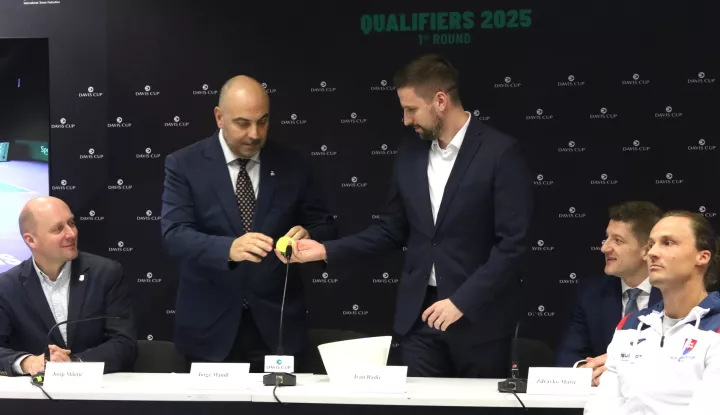 Osijek, 30. 01. 2025, Dvorana Gradski vrt, VIP salon. Izvlačenje parova za Davis Cup Hrvatska - Slovačka i druženje reprezentacije Hrvatse i Slovačke, najecanje u pravljenju tortilja...snimio GOJKO MITIĆ