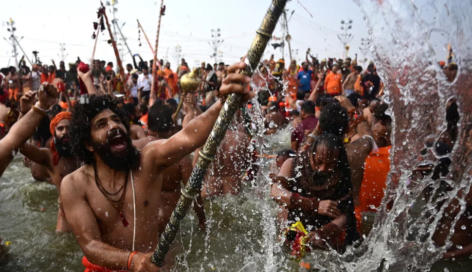 epa11860558 Hindu ascetic holy men, known as Naga Sadhus, take part in a sacred bathing ritual, or 'Shahi Snan', during the Kumbh Mela festival at Sangam, the confluence of the holy rivers Ganges, Yamuna and Saraswati, in Prayagraj, northern state of Uttar Pradesh, India, 29 January 2025. A stampede took place early on 29 January during the Kumbh Mela religious festival at India's Sangam Ghat Prayagraj worship site after barriers broke under the pressure of massive crowds, with dozens of casualties reported by local police. EPA/PRABHAT KUMAR VERMA