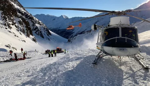 epa08093530 Emergency services at the scene after an avalanche in Val Senales, South Tyrol, northeast Italy, 28 December 2019 (issued 29 December 2019). Three people thought to be German, a woman and two seven-year-old girls, have died in an avalanche while skiing in Val Senales on 28 December. EPA/STRINGER