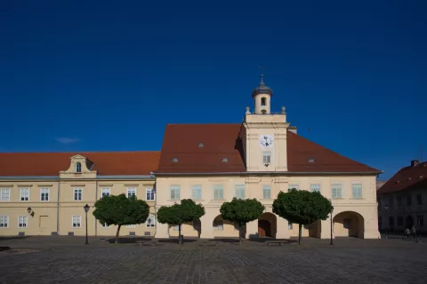 29.04.2018., Osijek - Osjecka Tvrdja barokni je grad-tvrdjava 18. stoljeca nastao transformacijom zatecenog starijeg povijesnog grada koji je stajao na kljucnom strateskom prijelazu preko rijeke Drave. Prvi je novi grad-tvrdjava nastao u velikom strateskom sustavu baroknih utvrdjenih gradova na granici prema Osmanskom carstvu kojega je od 1712. godine koncipirao i izgradio princ Eugen Savojski. Muzej Slavonije"nPhoto: Davor Javorovic/PIXSELL 
