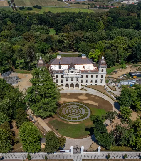 22.08.2023., Našice - Zracka fotografija dvorca obitelji Pejacevic u Nasicama bio je dom generacijama clanova ove plemicke obitelji, koja je u gradu prisutna od 1734. godine, kada je barun (kasnije grof) Josip Pejacevic kupio nasicki posjed, pa sve do Drugoga svjetskog rata, kada su Pejacevici napustili Nasice i Hrvatsku. Odradjuju se zavrsni radovi na obnovi dvorca. Photo: Davor Javorovic/PIXSELL