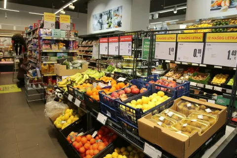 Rijeka, 24.01.2025. - Zbog visokih cijena hrane u petak je u cijeloj Hrvatskoj organiziran bojkot kupovine artikala. Tako su se i Riječani pridružili bojkotu trgovačkih centara i kupovine na riječkoj placi. foto HINA/ Miljenko KLEPAC/ tm