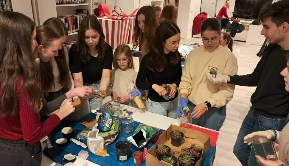 U organizaciji Gradske knjižnice Vukovar, odjela za mlade "Spajalica" i Gimnazije Vukovar održana je radionica pod nazivom "Od koda do branda: STEM i marketing strategija"