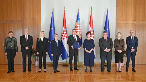 Zagreb, 30.01.2025. - Predsjednik Republike Zoran Milanović primio je danas izaslanstvo Državnog izbornog povjerenstva Republike Hrvatske. Potpredsjednica Državnog izbornog povjerenstva Gordana Jalšovečki uručila je predsjedniku Milanoviću, u ime Državnog izbornog povjerenstva, Izvješće o Konačnim rezultatima izbora za predsjednika Republike Hrvatske održanim 29. prosinca 2024. i 12. siječnja 2025. godine. foto HINA/ Ured predsjednika Republike Hrvatske/ Dario Andrišek/ ml