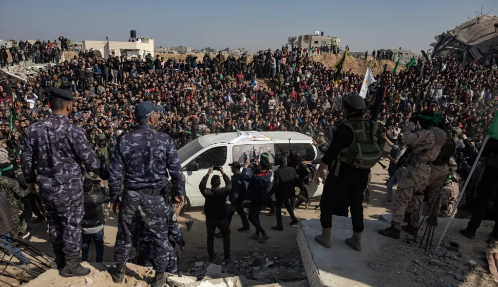 epa11863702 Palestinian civilians and militants gather for the release of hostages, as part of a ceasefire and prisoner exchange deal between Hamas and Israel, in Khan Younis, southern Gaza Strip, 30 January 2025. Hamas was set to free eight hostages on the day, with Israel releasing 110 Palestinian prisoners in exchange. This marks the third such exchange in the first phase of an Israeli-Hamas hostage release and ceasefire deal implemented on 19 January 2025. EPA/HAITHAM IMAD
