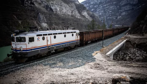 30.01.2025 Jablanica: Nakon uspjesno zavrsene testne faze i tehnickog prijema, Federalno ministarstvo prostornog uredenja izdalo je dozvolu za upotrebu pruge dana 30.01.2025. godine. Time su ispunjeni svi uvjeti za ponovno pokretanje teretnog i putnickog prometa na relaciji Sarajevo–Capljina i dalje prema Plocama. Od danas u promet su prvo uvedeni teretni vozovi, a uspostava putnickog prometa na relaciji Sarajevo – Capljina – Ploce planirana je za 10.02.2025. godine. Photo: Denis Kapetanovic/PIXSELL