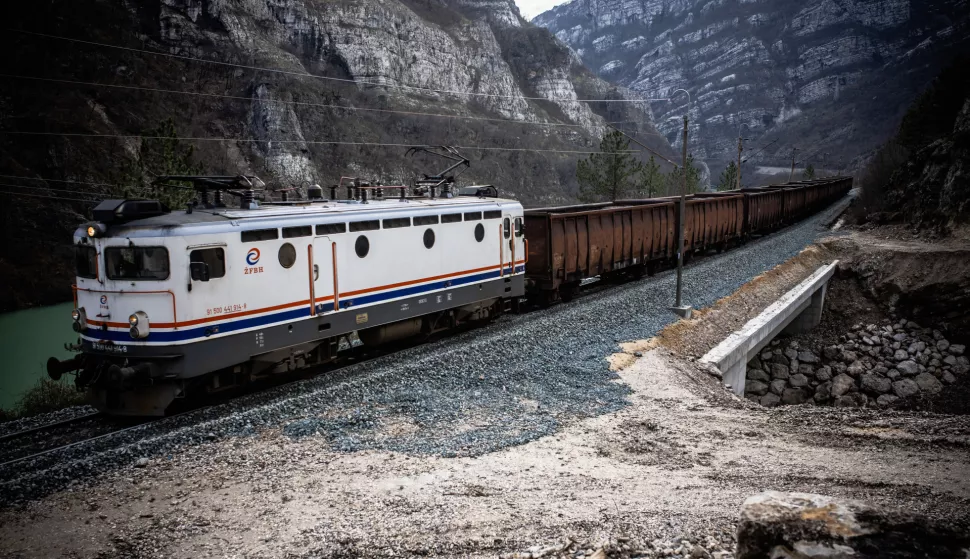 30.01.2025 Jablanica: Nakon uspjesno zavrsene testne faze i tehnickog prijema, Federalno ministarstvo prostornog uredenja izdalo je dozvolu za upotrebu pruge dana 30.01.2025. godine. Time su ispunjeni svi uvjeti za ponovno pokretanje teretnog i putnickog prometa na relaciji Sarajevo–Capljina i dalje prema Plocama. Od danas u promet su prvo uvedeni teretni vozovi, a uspostava putnickog prometa na relaciji Sarajevo – Capljina – Ploce planirana je za 10.02.2025. godine. Photo: Denis Kapetanovic/PIXSELL