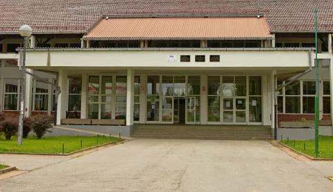 VINKOVCIU Vinkovcima tri srednje škole - Srednja strukovna škola, Tehnička škola Ruđera Boškovića i Drvodjeljska tehnička škola - dijele istu zgradu ukupne površine 12000 četvornih metara, koja ima 14 ulaza, pohađa ju oko 1400 učenika i u njoj je polovina vinkovačkih srednjoškolaca, a tu je i 230 nastavnikasiječanj 2025.