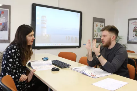 Osijek, 31. 01. 2025, Franjevačka 4, Aliance Francaise, Faustine-Louise Blanco -Poisson, prof francuskog. izvorni govornik i polaznik škole Damir Šustićsnimio GOJKO MITIĆ