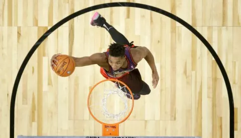 epa06538209 Donovan Mitchell from the Utah Jazz participates in the 2018 Verizon Slam Dunk contest at Staples Center in Los Angeles, California, USA, 17 February 2018. EPA/BOB DONNAN/POOL SHUTTERSTOCK OUT
