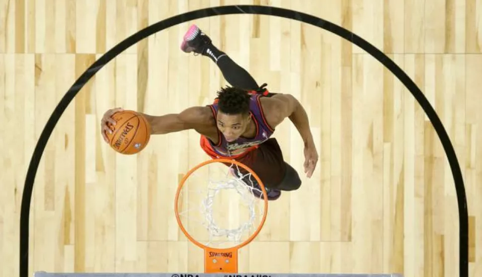 epa06538209 Donovan Mitchell from the Utah Jazz participates in the 2018 Verizon Slam Dunk contest at Staples Center in Los Angeles, California, USA, 17 February 2018. EPA/BOB DONNAN/POOL SHUTTERSTOCK OUT