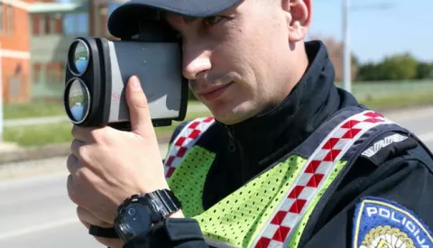 snimio Davor KIBEL, Osijek, 21.04.2016. Gacka ulica, policija kontrolira brzinu vonje, kontrola brzine, brzina, vonja, patrola na cesti, organizirana akcija kontrole, ograničenje, brza vonja