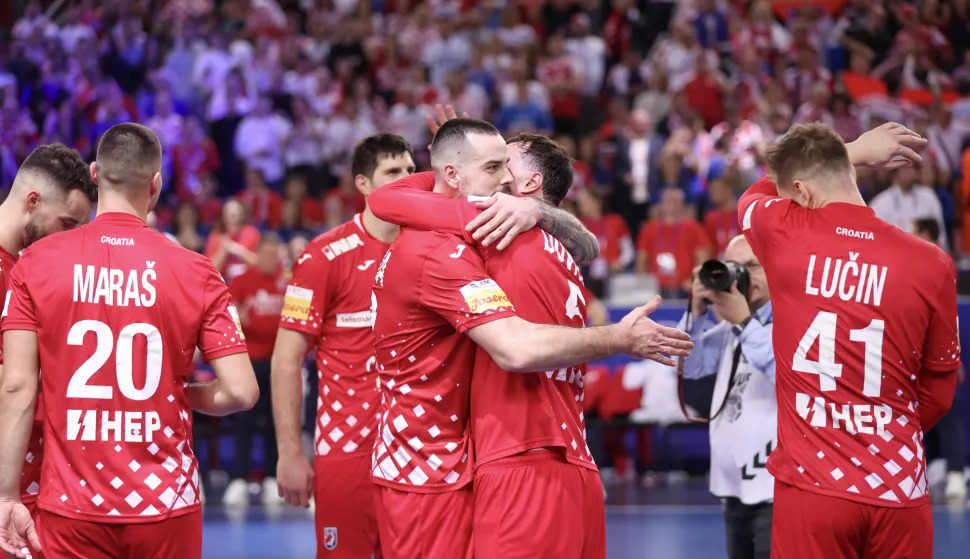 Zagreb, 30.01.2025 - Polufinalni susret Svjetskog prvenstva rukometaša: Hrvatska - Francuska. Na slici hrvatski igrači slave pobjedu i plasman u finale Svjetskog rukometnog prvenstva, Domagoj Duvnjak, David Mandić.foto HINA/ Damir SENČAR/ ds