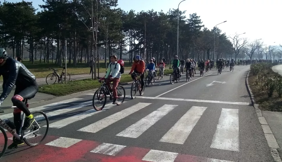 Beograd, 31.01.2025. - Skupina od nekoliko stotina studenata krenula je u petak biciklima iz Beograd prema Novom Sadu, gdje će se 1. veljače pridružiti novosadskim kolegama u blokadama tri mosta kako bi simbolično obilježili tri mjeseca od pogibije 15 ljudi na željezničkom kolodvoru u tom gradu. foto HINA/ FoNet/ Davor Lukač/ tm