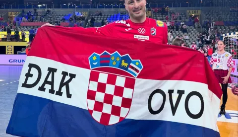 ĐakovoSiječanj 2025.Domagoj Duvnjak s hrvatskom azstavom i natpisom Đakovo