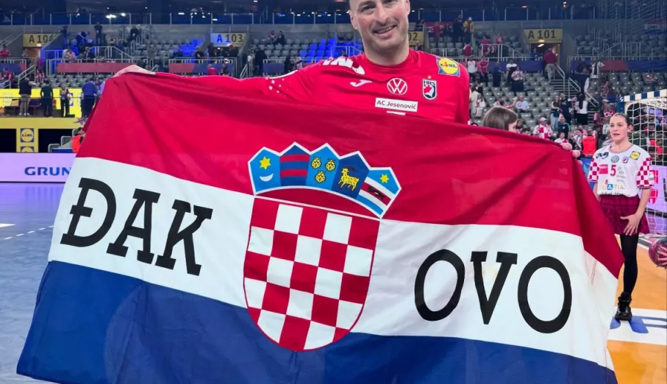 ĐakovoSiječanj 2025.Domagoj Duvnjak s hrvatskom azstavom i natpisom Đakovo