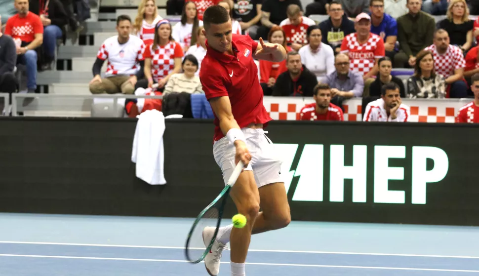 Osijek, 31. 01. 2025, SD Gradski vrt, tenis, Davis Cup, prvi dan. Hrvatska - Slovačka, Duje Hajduković i Lukas Klein. Duje Hajdukovićsnimio GOJKO MIITĆ