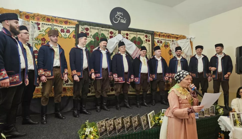 NOVI PERKOVCI - U odličnoj atmosferi, kakvu samo može donijeti slavonska tradicijska pjesma i tambura&scaron;ka glazba, u prepunom mjesnom domu u Novim Perrkovcima proteklog vikenda Mu&scaron;ka pjevačka skupina "Fa&scaron;i" KUD-a Perkovčani predstavila je svoj prvi CD, a čiji je naziv "Napit ću se, dado stari"veljača 2025.