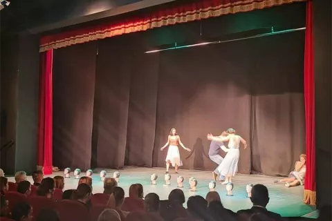 VINKOVCIU dvorani GK-a "Joza Ivakić", a u organizaciji Službe prevencije Ravnateljstva policije i PU vukovarsko-srijemske te potporu Vijeća za prevenciju Grada Vinkovaca, održan je preventivno-edukativni program u sklopu projekta "Lily", usmjerenog na sprječavanje nasilja nad ženama.siječanj 2025.