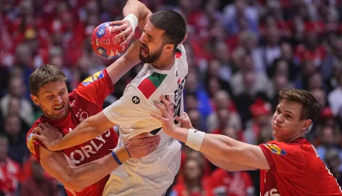 epa11866856 Portugal's Martim Costa (C) is tackled by Denmark's Magnus Landin (L) and Lukas Jorgensen during the IHF Men's Handball World Championship 2025 semi-final match of Denmark against Portugal, in Oslo, Norway, 31 January 2025. EPA/Bo Amstrup NORWAY OUT