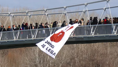 Osijek, 01. 02. 2025. Pješački most, Prosvjed solidarnosti, Prosvjed solidarnosti sa studentima iz Srbije, Solidarnost, studenti, Srbija, transparent - I drug je legaSNIMIO BRUNO JOBST
