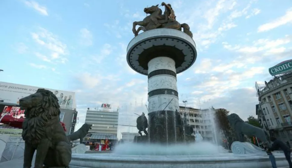 11.10.2012., Skoplje, Makedonija - U Skoplju glavnom gradu Makedonije, koji postoji jos iz vremena Rimljana kada je je od vojnog logora nazvanog Skupi razvio u civilno naselje, trenutno zivi, prema popisu stanovnistva iz 2010. godine, nesto malo vise od pola milijuna gradjana. Znaci, oko cetvrtina cjelokupnog stanovnistva Makedonije. Stanovnistvo cine mahom Makedonci i Albanci, te Turci, Romi i druge etnicke skupine. U samom centru novopostavljena velika fontana spomenika Aleksandra Makedonskog na konju.Photo: Sanjin Strukic/PIXSELL------kolor 2x novosti