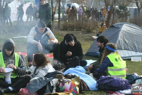 Novi Sad, 02.02.2024. - Studenti u Novom Sadu uz doručak i čaj, nastavljaju blokadu Mosta slobode. Blokada Mosta slobode u Novom Sadu koja je počela u subotu u 15 sati nastavlja se i u nedjelju, prenijela je agencija Beta, a prosvjedi su u subotu održani u više od 20 gradova u Srbiji. foto HINA/ BETAPHOTO/ DRAGAN GOJIC/ ml