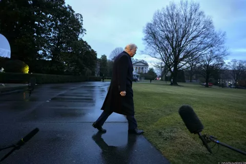 United States President Donald Trump departs from the South Lawn of the White House in Washington en route Palm Beach, Florida on January 31, 2025. Credit: Yuri Gripas/Pool via CNP/AdMedia Photo: CNP/AdMedia/NEWSCOM