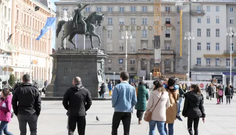 22.02.2022., Zagreb - Suncani dan izmamio je brojne zagrepcane na setnju glavnim gradskim trgom. Photo: Patrik Macek/PIXSELL