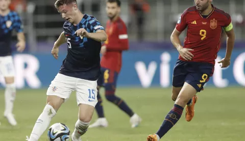 epa10710008 Spain's Abel Ruiz (R) in action against Croatia's Mauro Perkovic during the UEFA Under-21 Championship group stage match between Spain and Croatia in Bucharest, Romania, 24 June 2023. EPA/Robert Ghement