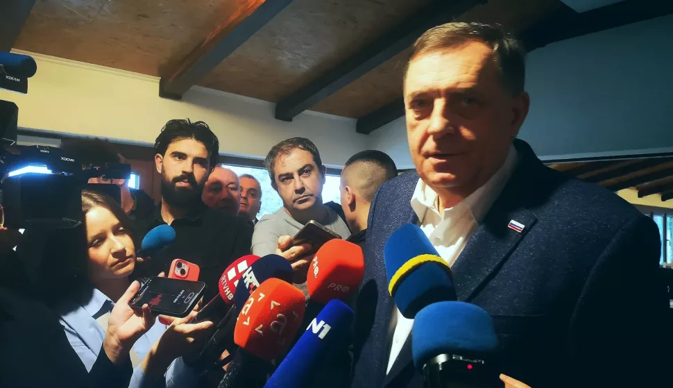 Mostar, 28.01.2025. - Savez nezavisnih socijaldemokrata (SNSD) i HDZ BiH ostaju partneri na državnoj razini, potvrdio je u utorak čelnik SNSD-a Milorad Dodik odbacujući tvrdnje da svojim potezima destabilizira BiH i vodi zemlju prema ratu. foto HINA/ Zoran Kre&scaron;ić/ zk