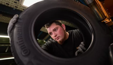 Tržište guma za putnička vozila i kombije u Hrvatskoj u 2020. godini smanjilo se za 14,7 posto u odnosu na 2019. godinuProdaja ljetnih guma pala je za 11,5 posto, zimskih guma za 19,6 posto, ali nešto ipak "kvari" negativni pad. Guma za "sve sezone" prodaju se "nikad bolje" i potražnja za njima povećala se za 10,5 posto.FOTO: CONTINENTALUsporede li se rezultati prodaje u Hrvatskoj s drugim zemljama u regiji, može se primijetiti da je trend pada prisutan i u Srbiji i Sloveniji, gdje je pad tržištu iznosi 16 posto, odnosno 20,2 posto u odnosu na 2019. godini.FOTO: CONTINENTALSilazni trend utjecao je i na cijelu Europsku uniju, gdje je prodaja guma pala za 12,1 posto. Promatra li se po kategorijama, u EU se potražnja za ljetnim gumama smanjila 12,1 posto, za zimskim 18,5 posto, ali tržište "all season" guma povećalo se za 6,7 posto.