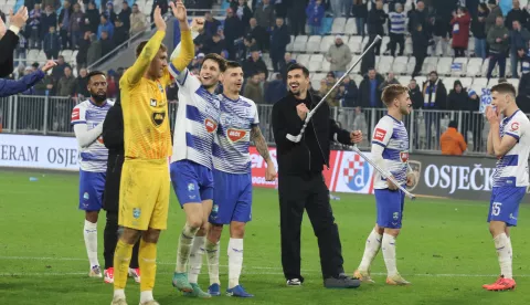 Osijek, 02. 02. 2025, Opus Arena, nogomet, SuperSport HNL 24/25. Osijek - Dinamo. Igrači Osijeka se pozdravljaju s navijačima.snimio GOJKO MITIĆ