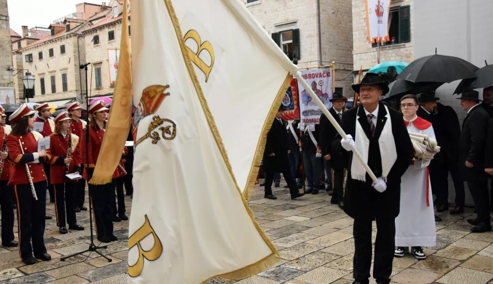 Dubrovnik, 02.02.2025. - Tradicionalnim puštanjem golubica te podizanjem barjaka pred crkvom dubrovačkog zaštitnika svetog Vlaha u nedjelju popodne na blagdan Kandelore (Svijećnica) u Dubrovniku je otvorena 1053. Festa sv. Vlaha. foto HINA/ Baldo MARUNČIĆ/ ml